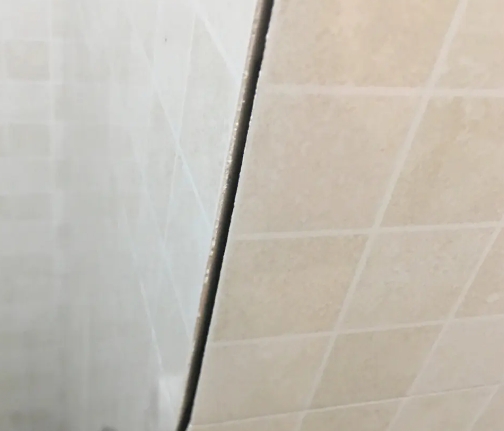 桂东瓷砖空鼓维修公司分享阳台瓷砖脱落的修复过程可以分为以下几个步骤