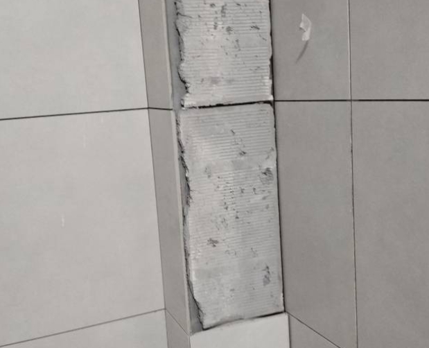 桂东瓷砖空鼓维修公司分享下瓷砖施工前基层浇水润湿程度不足，可能导致以下问题