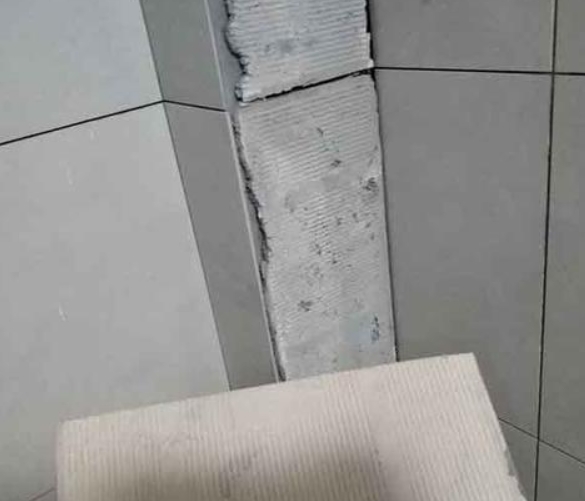 桂东瓷砖空鼓维修公司分享下厨房瓷砖脱落的补救措施。